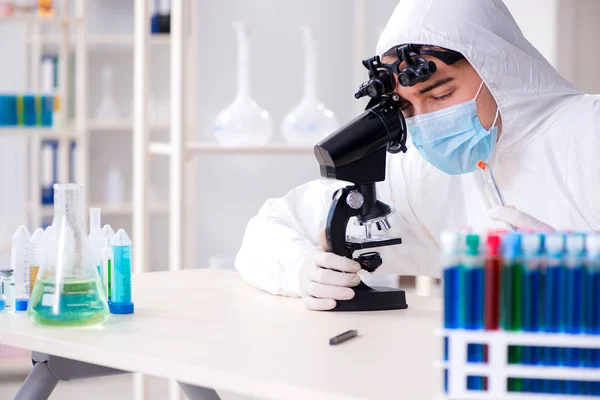 Drug synthesis concept with chemist working in research lab — Stock Photo, Image