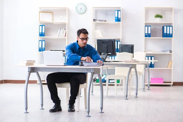 Snygg affärsman anställd sitter vid sitt skrivbord på kontoret — Stockfoto