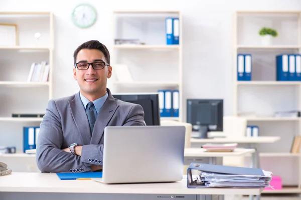 Knappe zakenman werknemer zit aan zijn bureau in kantoor — Stockfoto