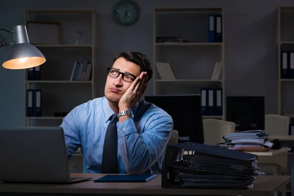 Empleado que trabaja hasta tarde en la noche en informe importante — Foto de Stock