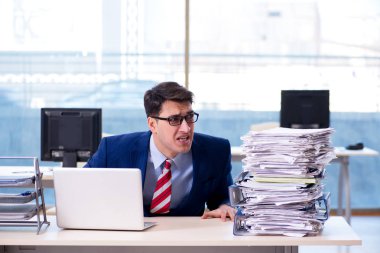 İşadamı işkolik evrak işleriyle boğuşuyor