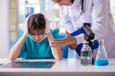 Doktor, asistanına tıbbi bir hata yüzünden kızgın.