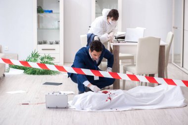 Adli tıp dedektifi suç mahallinde.