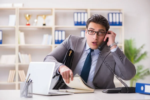 Empleado de negocios hablando por el teléfono de la oficina —  Fotos de Stock