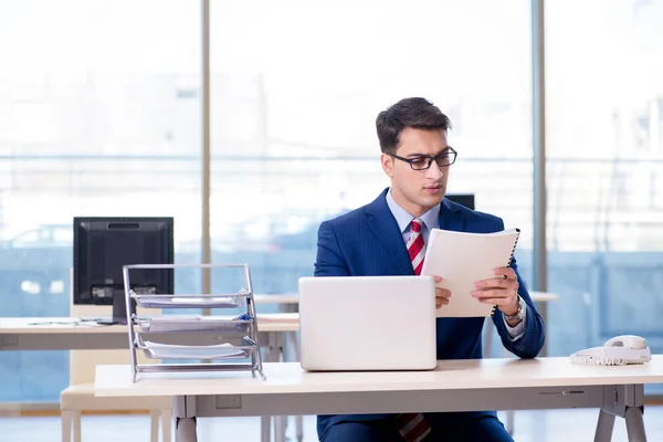 Joven hombre de negocios guapo empleado que trabaja en la oficina en el escritorio — Foto de Stock