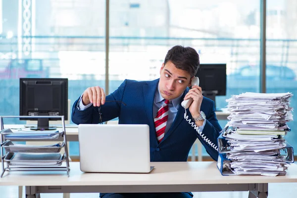 Mitarbeiter eines Geschäftsmannes telefoniert im Büro — Stockfoto