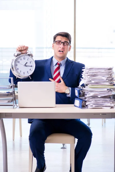 Affärsman anställd i brådskande och tidsfrist koncept med larm — Stockfoto