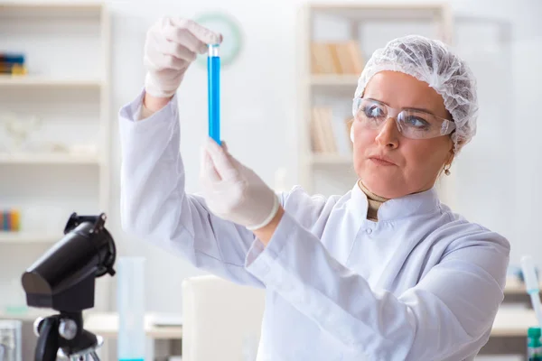 Mujer química que trabaja en el laboratorio de la clínica hospitalaria —  Fotos de Stock