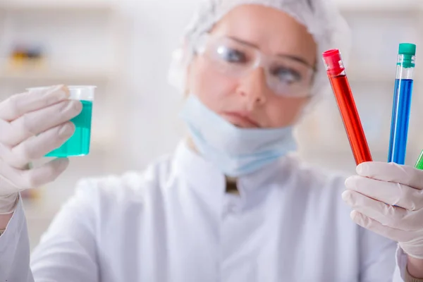 Mujer química que trabaja en el laboratorio de la clínica hospitalaria —  Fotos de Stock