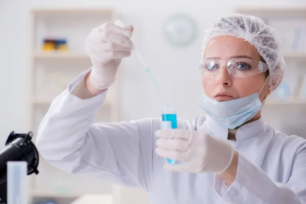 Vrouw chemicus werkt in ziekenhuis kliniek lab — Stockfoto