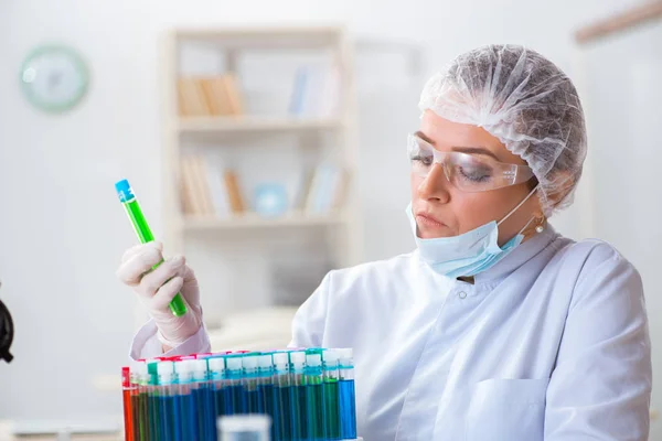 Žena chemik pracující v nemocniční klinice laboratoř — Stock fotografie