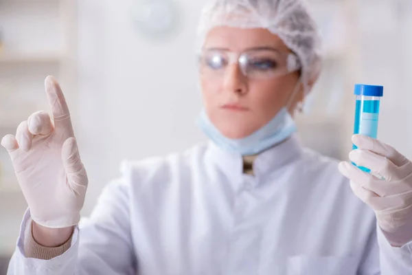 Γυναίκα χημικός πατώντας εικονικό κουμπί στο εργαστήριο — Φωτογραφία Αρχείου