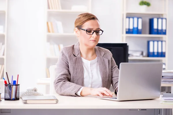 Empregada empregada do negócio que trabalha no escritório — Fotografia de Stock