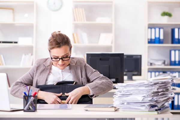 Femme d'affaires très occupée avec la paperasserie en cours — Photo