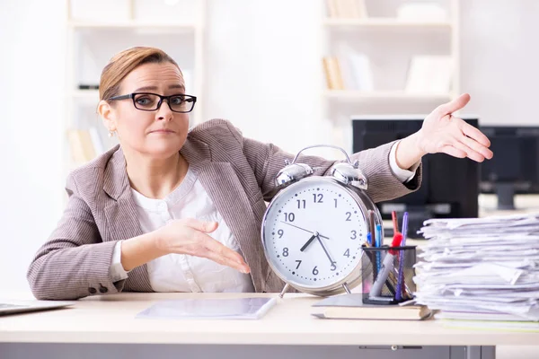 Zakenvrouw workaholic proberen om dringende papierwerk af te ronden — Stockfoto