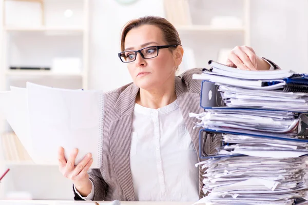 Geschäftsfrau mit laufendem Papierkram sehr beschäftigt — Stockfoto