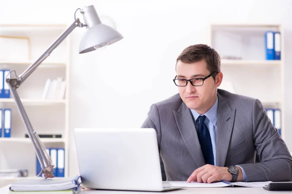 Jovem e bonito empresário empregado trabalhando no escritório na mesa — Fotografia de Stock