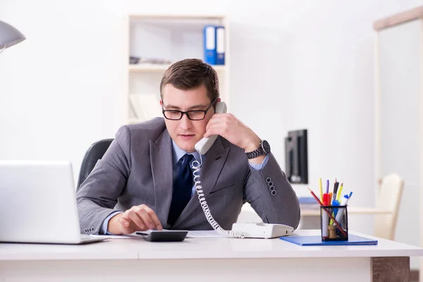 Employé d'affaires parlant sur le téléphone de bureau — Photo