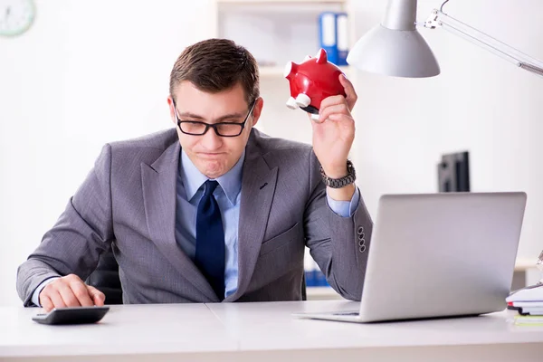 Ung anställd med sparbank i pensionssparkonceptet — Stockfoto