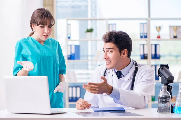 Dokter boos op zijn assistent vanwege medische fout — Stockfoto