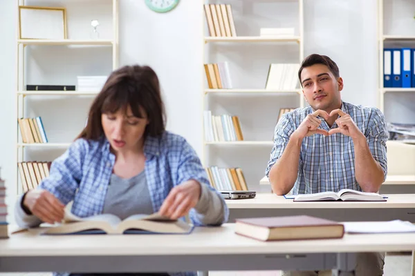 Estudiantes sentados y estudiando en la universidad — Foto de Stock