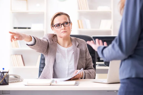 Wütender Chef entlässt Mitarbeiter wegen schlechter Leistung — Stockfoto