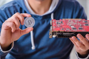 Genç adam evde bitcoin çıkartıyor.