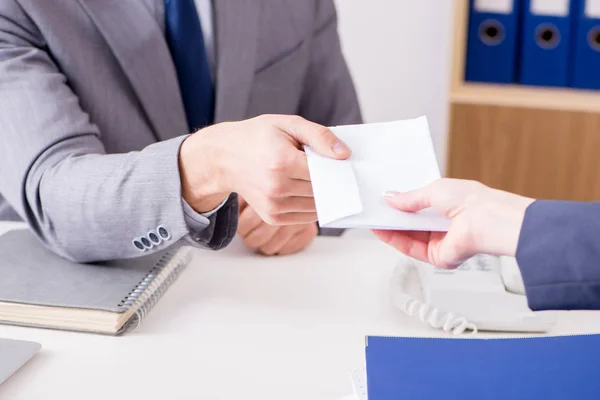 Geschäftsmann in unethischem Geschäftskonzept mit Schmiergeld — Stockfoto