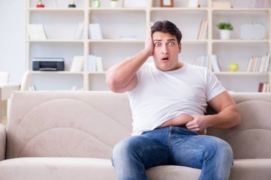 Diyet konseptinde şişman obez adam
