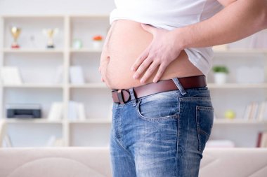 Diyet konseptinde şişman obez adam