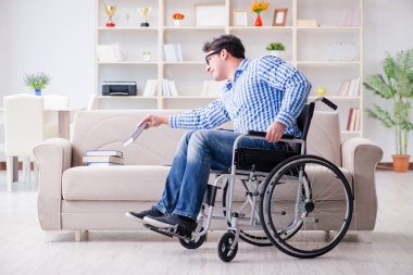 Tekerlekli sandalyedeki genç öğrenci