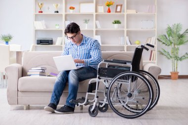 Tekerlekli sandalyedeki genç öğrenci