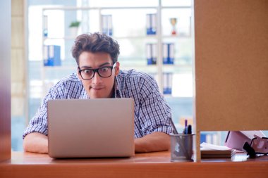 Öğrenci evde çalışıyor, sınava hazırlanıyor.