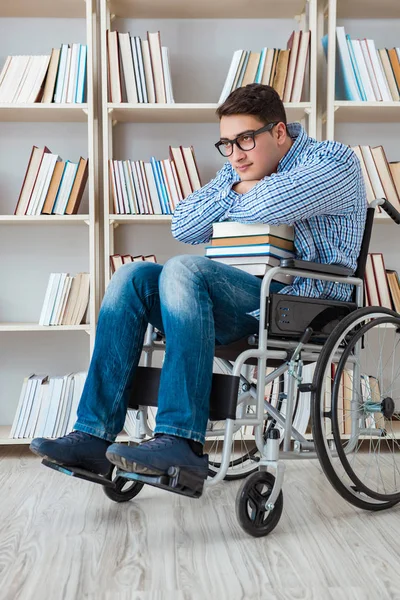 Gehandicapte student studeert in de bibliotheek — Stockfoto