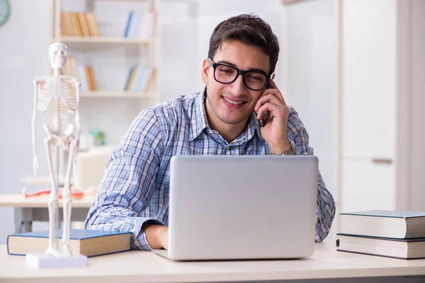 Estudiante de medicina estudiando en clase — Foto de Stock