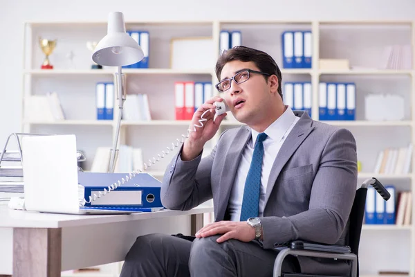 Gehandicapte zakenman werkzaam in het kantoor — Stockfoto