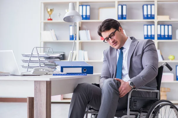 Behinderter Geschäftsmann arbeitet im Büro — Stockfoto