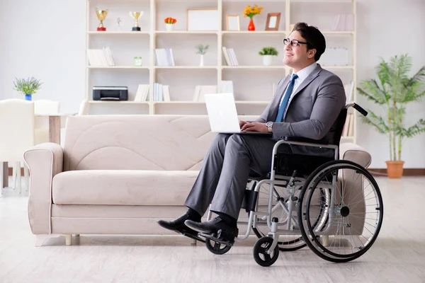 Dsabled empresário em cadeira de rodas trabalhando em casa — Fotografia de Stock