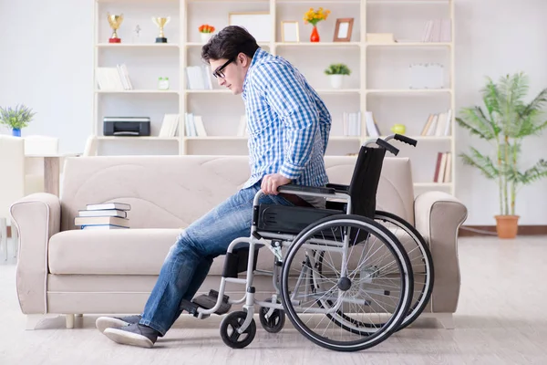 Jeune étudiant en fauteuil roulant en situation de handicap concept — Photo