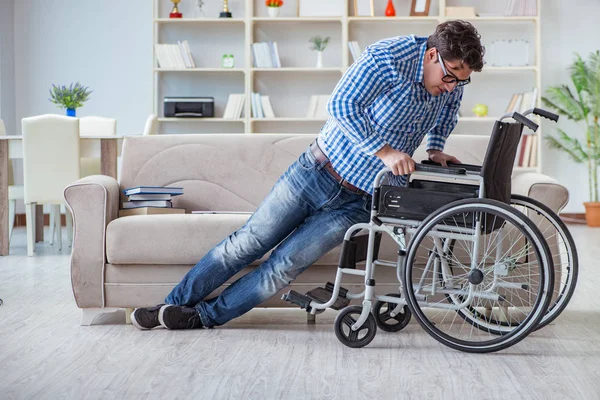 Giovane studente sulla sedia a rotelle nel concetto di disabilità — Foto Stock