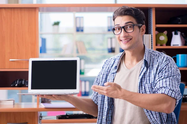 Estudiante estudiando en casa preparándose para el examen —  Fotos de Stock