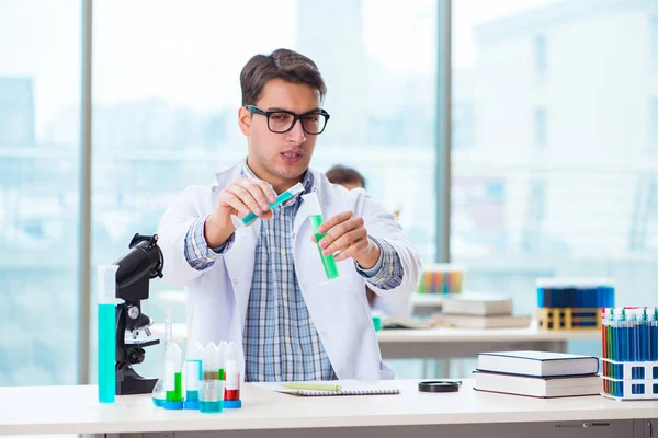 Dois químicos que trabalham em laboratório experimentando — Fotografia de Stock