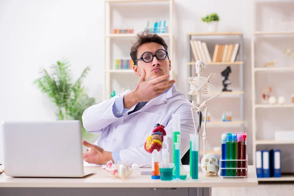 Divertente medico divertirsi in laboratorio ospedaliero — Foto Stock