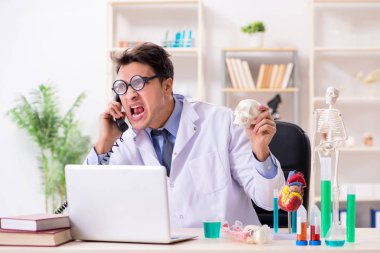Hastane laboratuvarında eğlenen komik doktor.