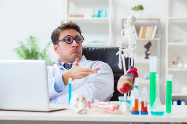 Hastane laboratuvarında eğlenen komik doktor.