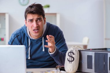 Genç adam evde bitcoin çıkartıyor.