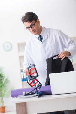 Doktor öğle arasında spor salonuna gidiyor.