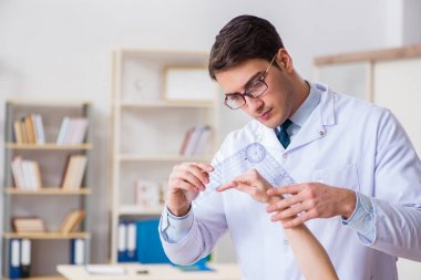 Doktor hastaların eklem esnekliğini kontrol ediyor