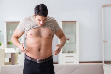 Vücut yağlarını kalibre ile ölçen adam.