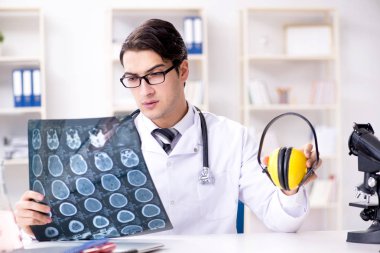 Güvenlik doktoru, kulaklıkların gürültüyü kesmesini tavsiye ediyor.